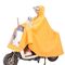 Motociclo che guida la mantella da pioggia gialla impermeabile della doppia bicicletta