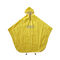Le donne gialle impermeabili su ordinazione del poliestere vanno in bicicletta la mantella da pioggia